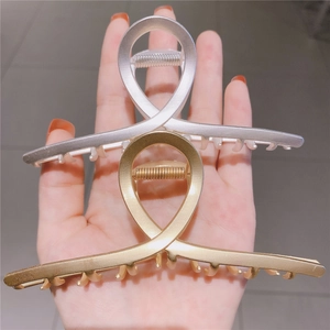 Minimalist Hollow Metal Hair Claw Clip For Women Large Geometric Matte Gold Silver Shark Clip Elegant Back Of Head Hair Accessories