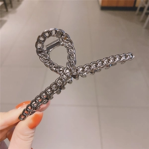 Pince à cheveux élégante en métal argenté avec texture chaîne et design torsadé en huit