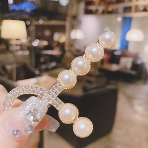 Pince à cheveux élégante en alliage doré avec perles lustrées et strass étincelants