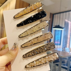 Détails d'un ensemble de six pinces à cheveux ornées de strass et clips en bec de canard
