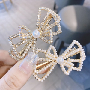 Barrettes à cheveux élégantes en nœud évidé avec strass blancs et perles sur base dorée