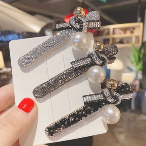 Lot de trois barrettes avec cristaux, nœud en ruban noir et perles d'imitation