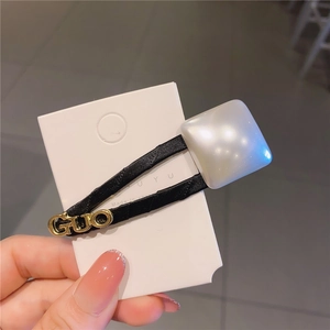 Fermaglio per capelli retrò con quadrato di perla bianca e decoro a lettera GUO