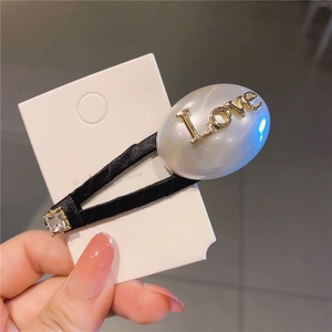 Fermaglio per capelli vintage con perla grande, scritta LOVE dorata e dettaglio in strass