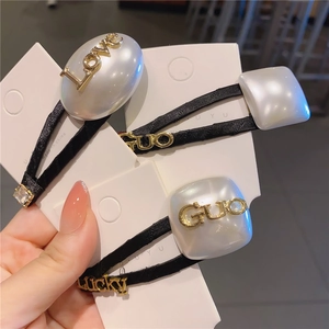 Set di tre fermagli per capelli retrò con perle, strass e ciondoli con lettere d'oro