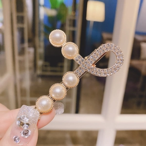 Barrette dorée élégante ornée de cinq perles et de strass brillants pour femmes