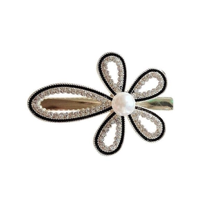 Elegante fermaglio per capelli a fiore dorato con strass bianchi e perla centrale