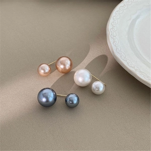 Broches en perles de trois couleurs pour l'ajustement de la taille sur tissu beige