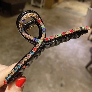 Grande molletta per capelli elegante con strass colorati e design a incrocio chic