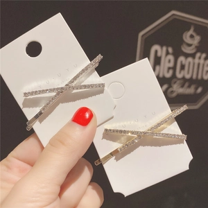 Barrettes à cheveux en forme de X serties de strass en argent et or sur carte d'affichage