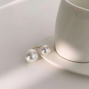 Vue détaillée de la broche perle japonaise avec deux perles blanches sur base dorée