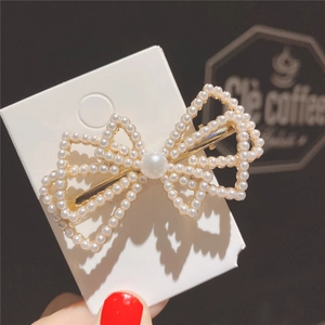 Eleganter Haarclip mit künstlichen Perlen und goldener Legierung auf Displaykarte