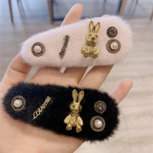 Barrettes en fausse fourrure rose et noire avec lapin doré et détails en perles