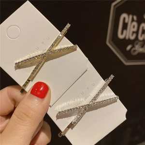 Lot de deux barrettes à cheveux en forme de X avec strass brillants sur métal argenté