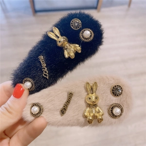 Barrettes chic en peluche avec lapin doré et perles en couleurs beige et noir élégant