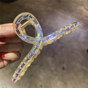Dettaglio ravvicinato di una pinza per capelli in acrilico con strass geometrici colorati