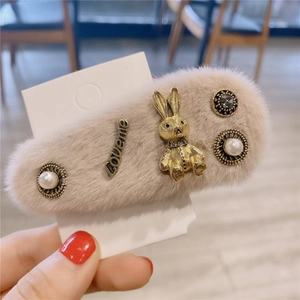 Détail d'une barrette en fausse fourrure kaki avec lapin doré et perles vintage