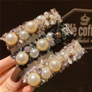 Détail des barrettes à fleurs en tweed élégantes avec perles et strass en cristal