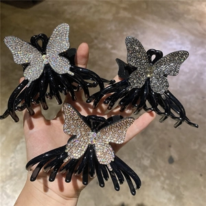 Vue détaillée de trois pinces à cheveux papillon noires ornées de strass brillants