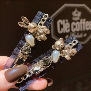 Pince à cheveux fleurie en or avec dentelle vintage, charmes lapin et ours et perles