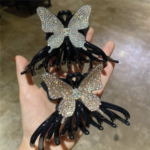 Lot de deux pinces à cheveux papillon en résine noire avec strass colorés pour femmes