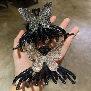 Gros plan de pinces à cheveux en résine avec motifs papillon en strass étincelants