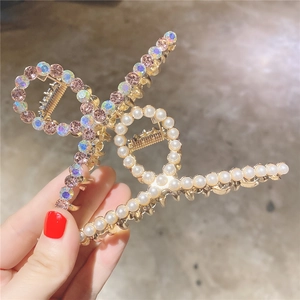 Pince à cheveux papillon dorée avec strass multicolores et perles blanches élégantes