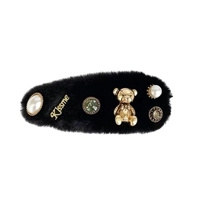 Pince à cheveux en peluche noire avec breloque dorée Kissme et petit ours métallique