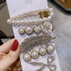 Set de barrettes dorées avec perles et strass aux motifs de ciseaux et de plumes