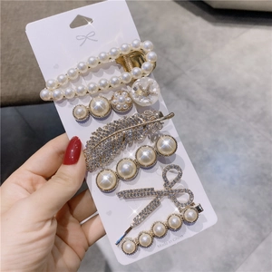 Détail d'un ensemble de 6 barrettes avec perles et strass sur carte de présentation