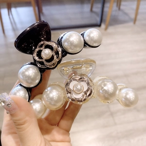 Pinces à cheveux élégantes avec camélia et perles en noir et transparent pour coiffure