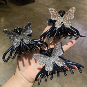 Détails de trois pinces à cheveux en résine noire avec strass étincelants et papillons