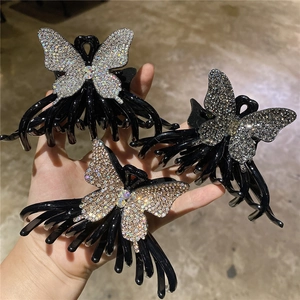 Lot de trois pinces à cheveux papillon en résine avec strass étincelants en diverses couleurs