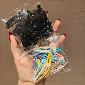Detail von Kinder-Haarklammern in Schwarz und Macaron-Farben in transparenten Beuteln