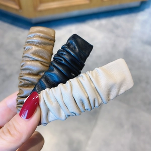 Set aus drei gefalteten Kunstleder-Haarspangen in Beige Schwarz und Braun gehalten