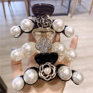 Détails des pinces à cheveux avec perles, fleurs de camélia et éléments de trèfle en cristal