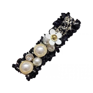 Barrette élégante en tweed et dentelle avec fleur blanche, perles et strass sur fond blanc