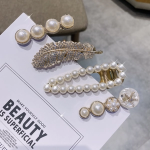 Coffret de barrettes dorées avec plumes et perles, quatre styles élégants sur carte