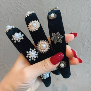 Eleganter Haarreif aus schwarzem Samt mit Perlen und Strasssteinen im Vintage-Blumenstil