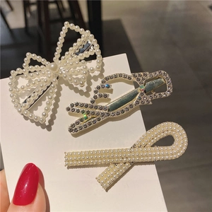 Détail rapproché d'un ensemble de 3 barrettes avec perles et strass étincelants