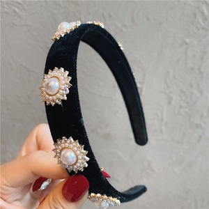 Details des Samt-Haarreifens mit Perlenblumen-Ornamenten und funkelnden Strasssteinen