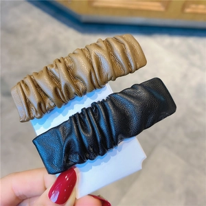 Minimalistische Haarspangen aus gerafftem Kunstleder in Dunkelbraun und Schwarz