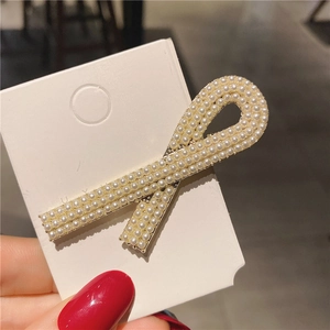 Vue macro d'une élégante pince à cheveux en perles avec base en alliage doré chic