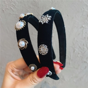 Eleganter schwarzer Samt-Haarreif mit Vintage-Perlen und funkelnden Strasssteinen