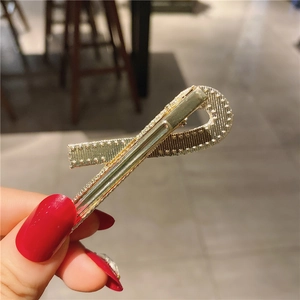 Pince à cheveux dorée avec nœud et texture rayée géométrique pour femmes et mariées