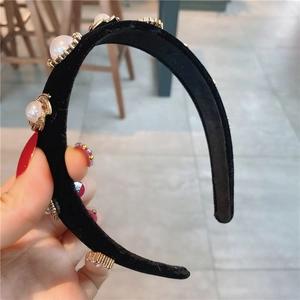 Eleganter Haarreif aus schwarzem Samt mit Perlen und Goldfassungen im Vintage-Stil