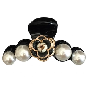 Pince à cheveux noire élégante avec fleur de camélia et perles blanches pour femme