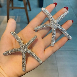 Détail de barrettes étoile de mer scintillantes en alliage doré et argenté avec strass