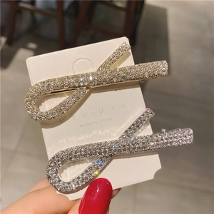 Lot de 2 barrettes croisées en strass brillants finitions dorée et argentée