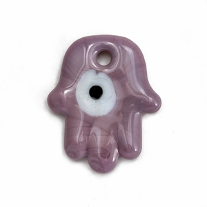 Detail van paarse Hamsa-hand hanger met blauw boze oog en fijne zandstructuur